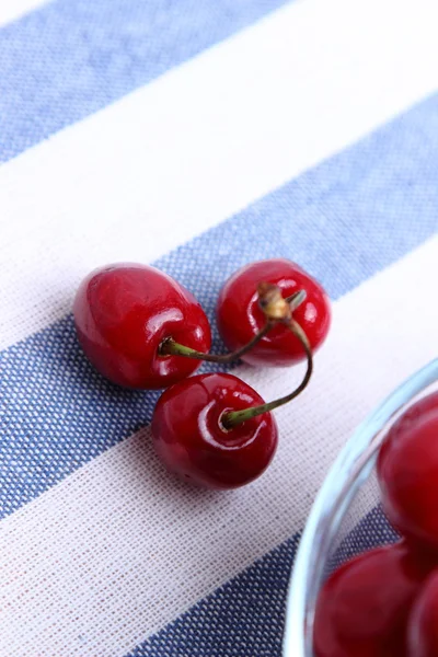 Rote Kirschen Auf Einer Blauen Tischdecke — Stockfoto