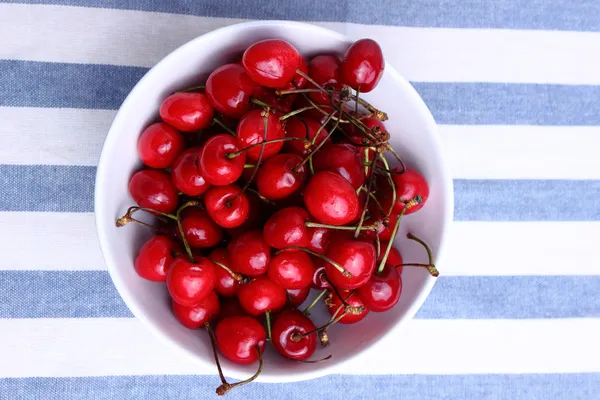 Cuenco de deliciosas cerezas rojas frescas — Foto de Stock