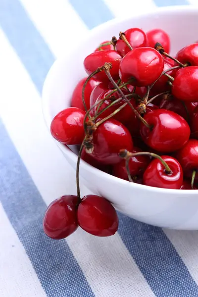 Cuenco de deliciosas cerezas rojas frescas — Foto de Stock