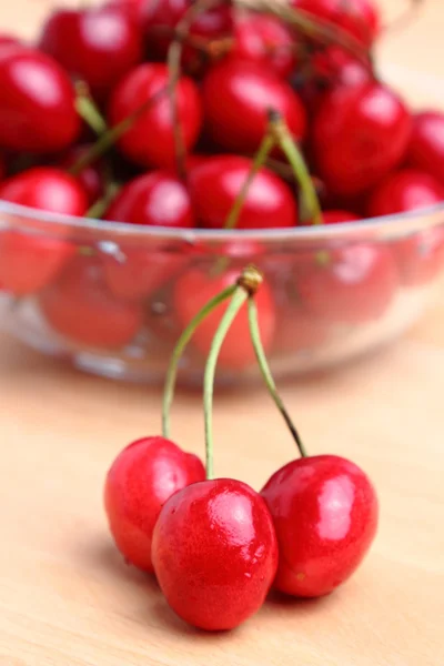 Cuenco Con Cerezas Maduras Algunas Cerezas Cerca Del Cuenco — Foto de Stock