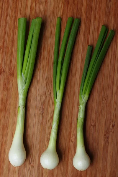 Unga lökar med gröna groddar — Stockfoto