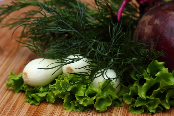 Junge Rüben Mit Grünem Gemüse Auf Holzbrett — Stockfoto