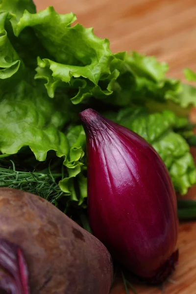 Remolacha Joven Con Verduras Verdes Sobre Tabla Madera —  Fotos de Stock