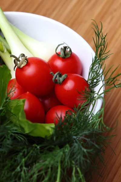 Świeżych Organicznych Pomidory Cebula Zielony Koper Misce — Zdjęcie stockowe