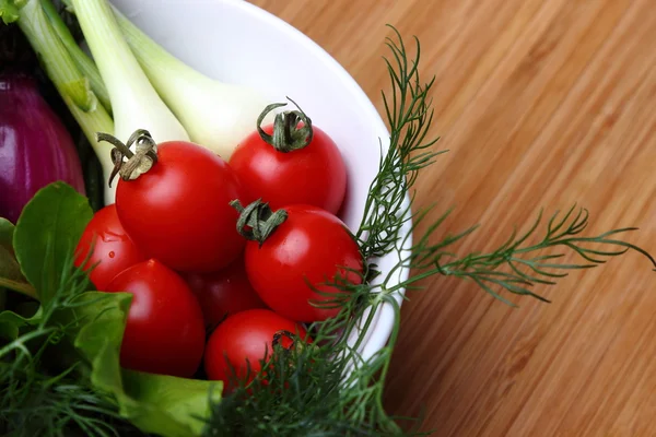 Pomidory i cebula zielony Koper — Zdjęcie stockowe