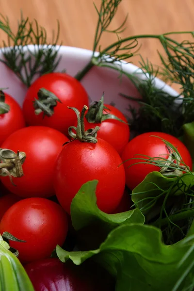 Świeżych Organicznych Pomidory Cebula Zielony Koper Misce — Zdjęcie stockowe