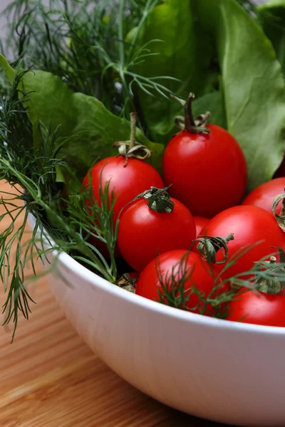 Tomates Cerises Biologiques Fraîches Aneth Aux Oignons Verts Dans Bol — Photo