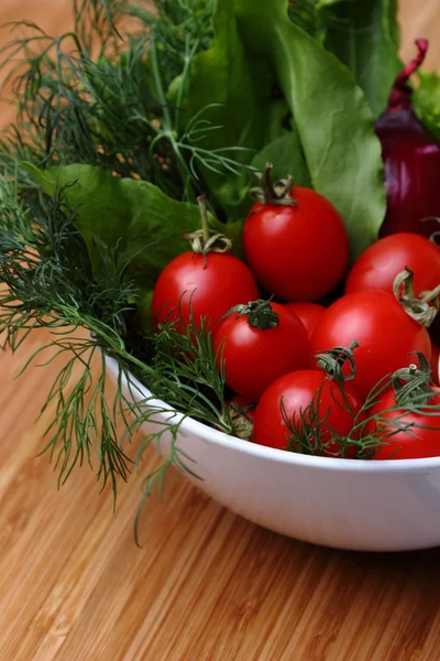 Черри помидоры и зеленый лук укроп — стоковое фото