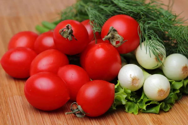 Wiśniowe pomidory i koperkiem — Zdjęcie stockowe