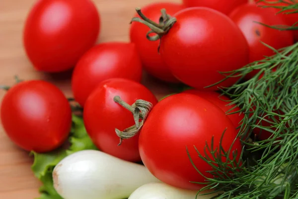 Wiśniowe pomidory i koperkiem — Zdjęcie stockowe