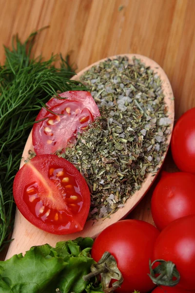 Reife Frische Tomaten Und Kräuter Und Gewürze Für Eine Korrekte — Stockfoto