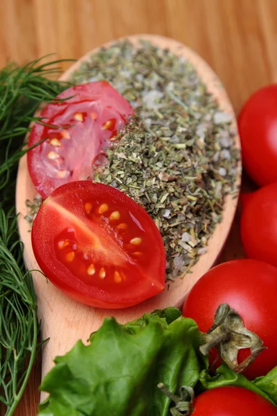 熟した新鮮なトマトとハーブやスパイス 正しいと健康的なダイエットのため — ストック写真