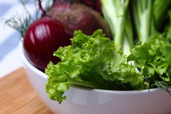 Verduras frescas con lechuga, eneldo y remolacha —  Fotos de Stock
