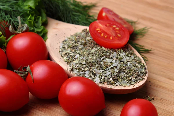 Rijpe verse tomaten en kruiden — Stockfoto