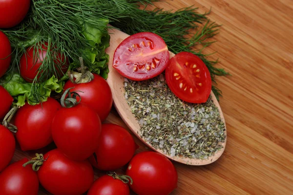 Maturare pomodori freschi ed erbe aromatiche — Foto Stock