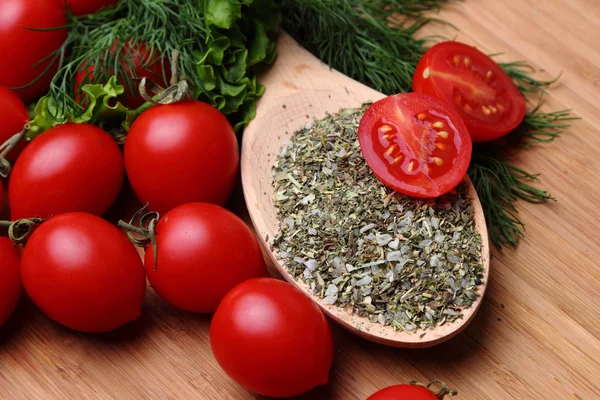 Mogna färska tomater och örter — Stockfoto