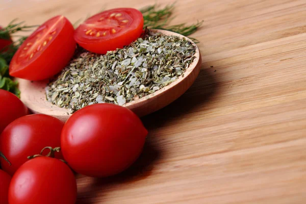 Rijpe verse tomaten en kruiden — Stockfoto