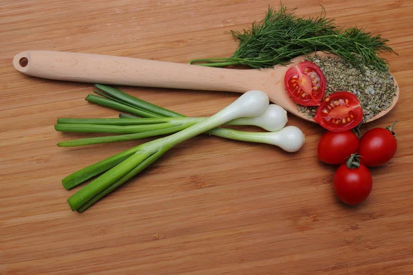 Tomates y hierbas frescas maduras —  Fotos de Stock