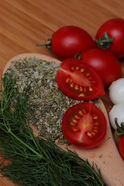 Dojrzałe pomidory świeże i zioła — Zdjęcie stockowe
