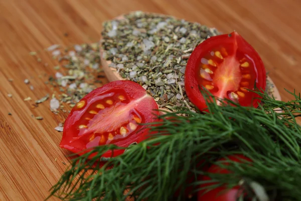 Maturare pomodori freschi ed erbe aromatiche — Foto Stock