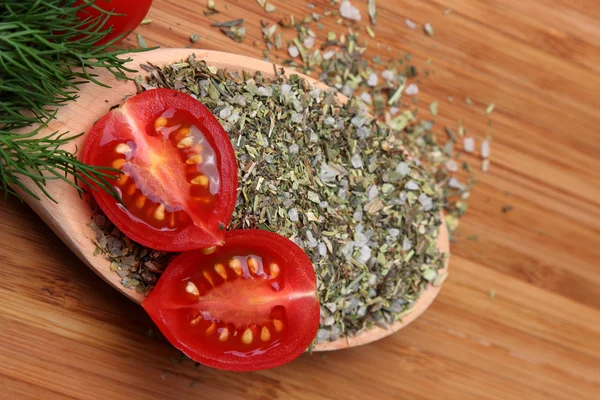 Ripe fresh tomatoes and herbs — Stock Photo, Image