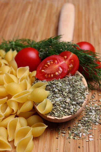 Ongekookte pasta en verse tomaten — Stockfoto