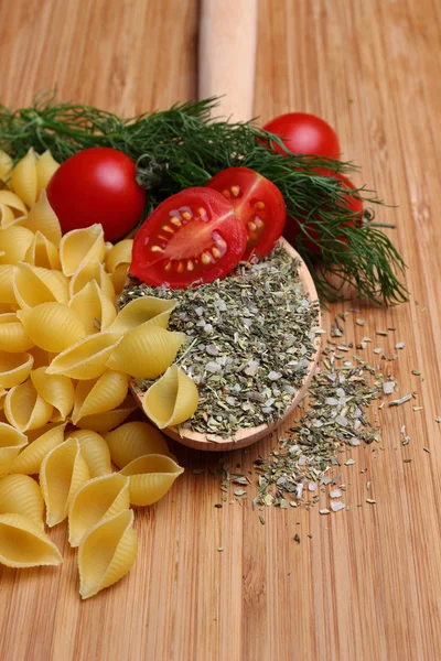 Uncooked pasta and fresh tomatoes — Stock Photo, Image