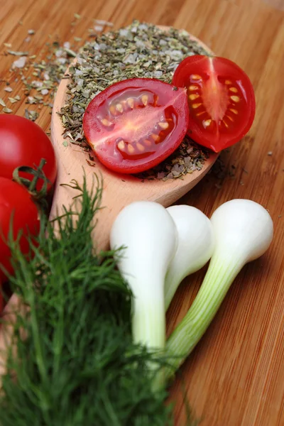 Rijpe verse tomaten en kruiden — Stockfoto