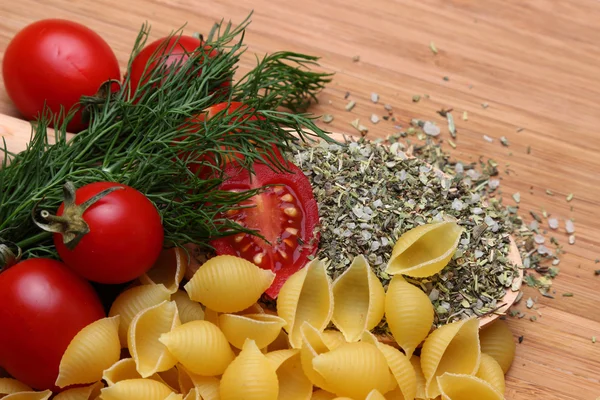 Сырые макароны и свежие помидоры — стоковое фото