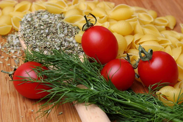 Rohe Nudeln und frische Tomaten — Stockfoto