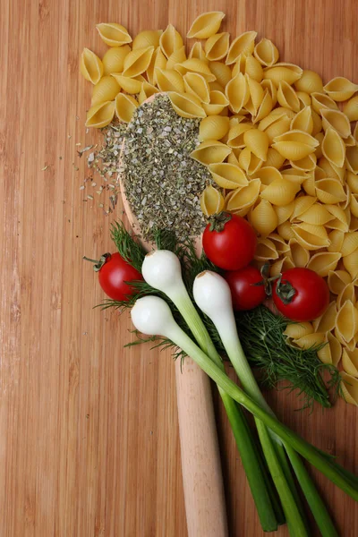 Uncooked pasta and fresh tomatoes — Stock Photo, Image