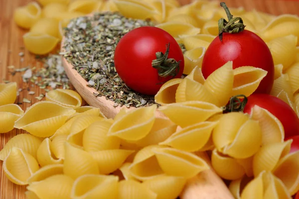 Rohe Nudeln und frische Tomaten — Stockfoto