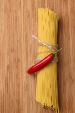 pişmemiş makarna ve pul biber