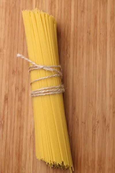 Espaguete amarrado com fita — Fotografia de Stock