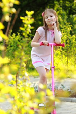 küçük kız sürme scooter