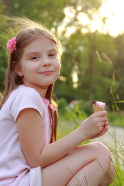 Dondurmalı küçük kız.