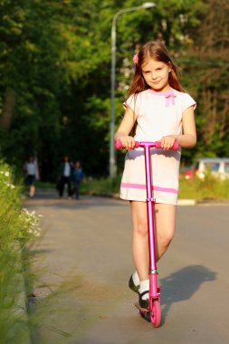 küçük kız sürme scooter
