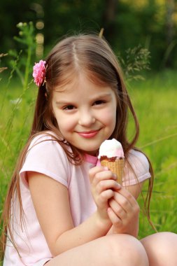 Dondurmalı küçük kız.