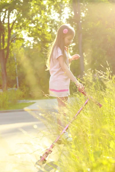 Mooi meisje in park — Stockfoto