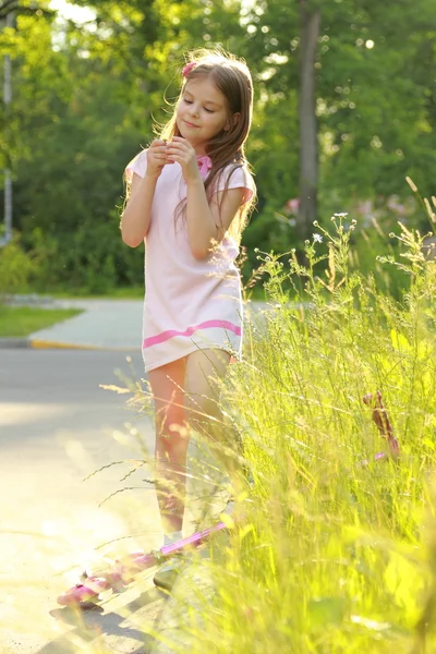 Pretty girl in park — Stock Photo, Image