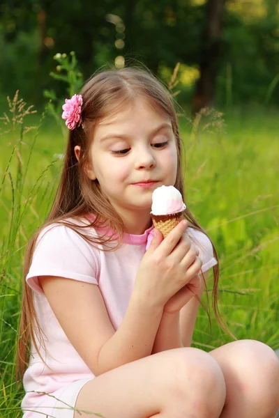 Petite fille avec crème glacée — Photo