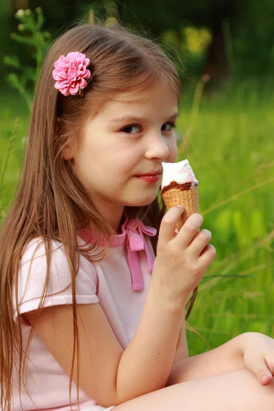 Petite fille avec crème glacée — Photo