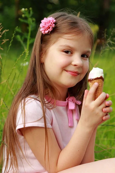 Kleines Mädchen mit Eis — Stockfoto