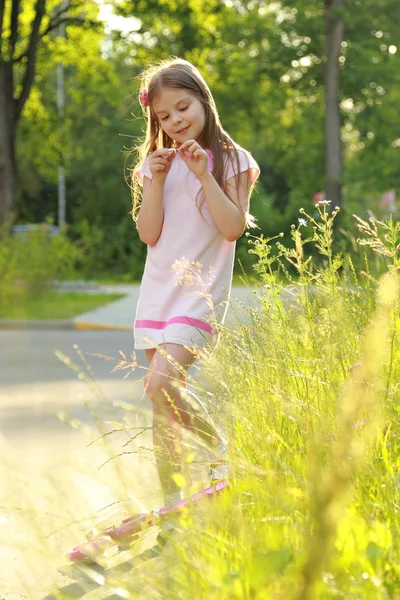 Hübsches Mädchen im Park — Stockfoto