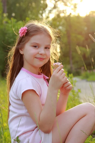 Petite fille avec crème glacée — Photo