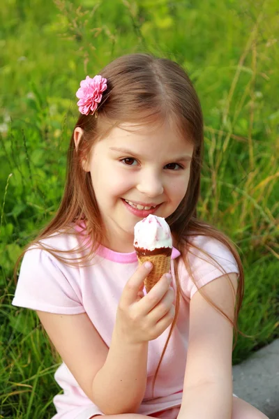 带着冰淇淋的小女孩 — 图库照片