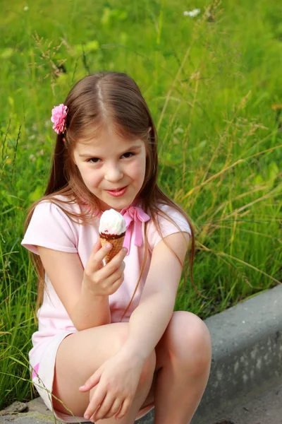 Kleines Mädchen mit Eis — Stockfoto