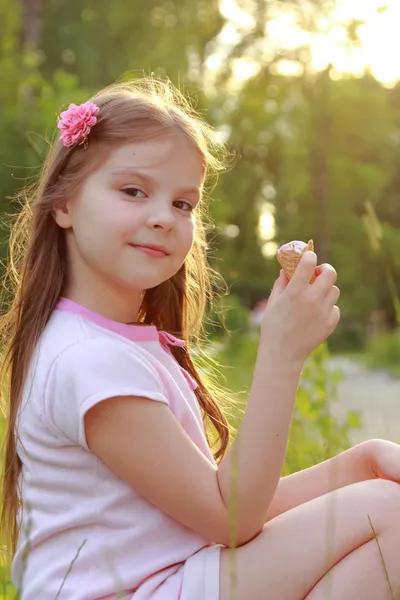 Kleines Mädchen mit Eis — Stockfoto