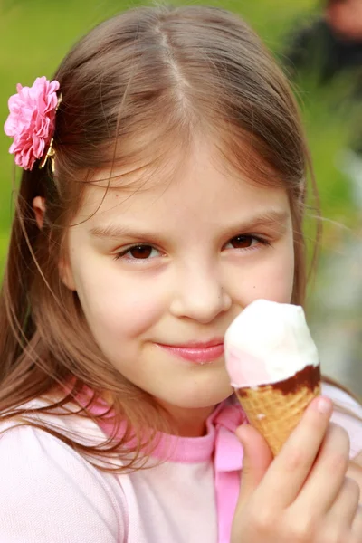 Petite fille avec crème glacée — Photo