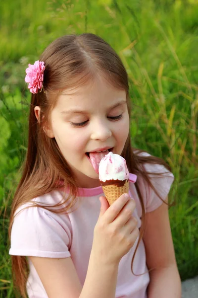 Klein meisje met ijs — Stockfoto